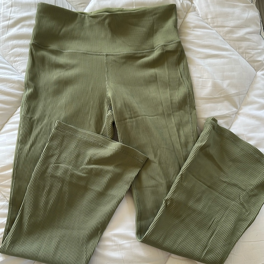Athleta - green elation rib crop flare - Large